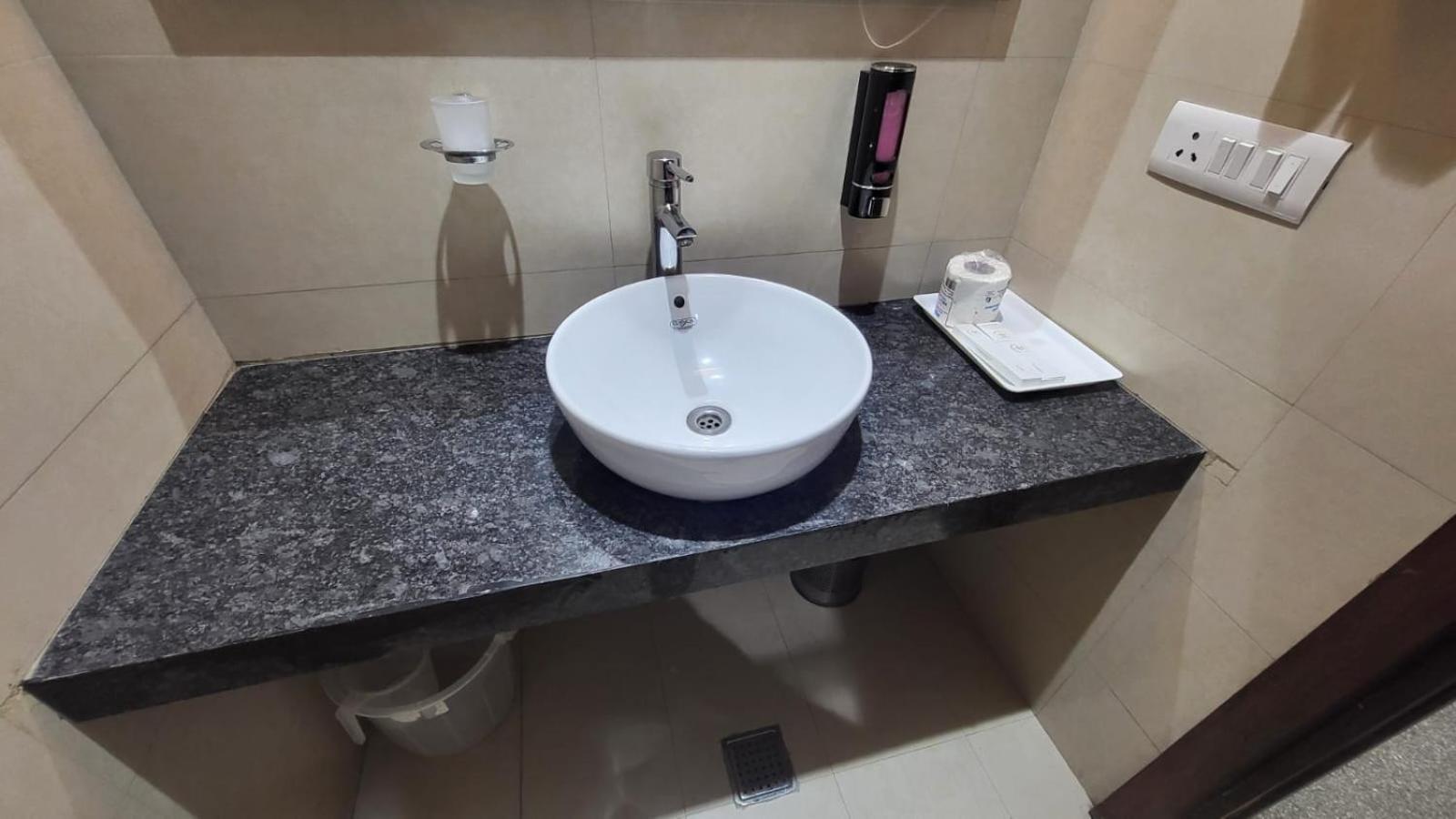 Uds Villa Scandinavian B&B - Next To Vfs New Delhi Bagian luar foto